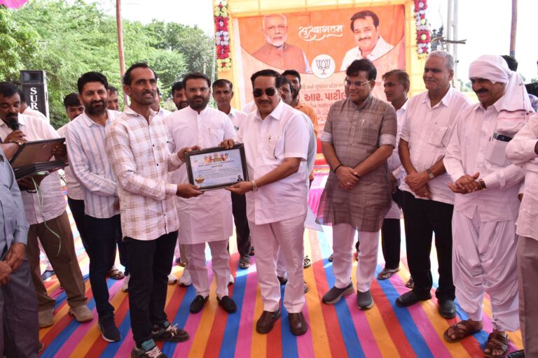 સુમરાસર ખાતે કેન્દ્રીય જળશક્તિ મંત્રીએ જળ રિચાર્જ બોરનું નિરીક્ષણ કર્યું