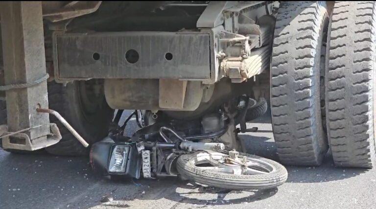 ભુજમા બ્રેક ફેઇલ થતાં બેકાબુ ટ્રક રોંગ સાઇડમાં ધસી ગઇ : બે કેબીન અને બાઇકને અડફેટે લીધા