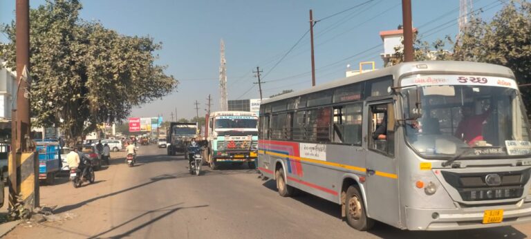 નખત્રાણામા ટ્રાફિક સમસ્યાથી વાહન ચાલકો ત્રાહીમામ