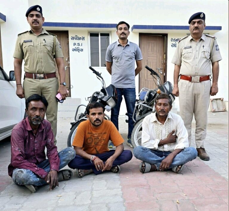 અંજાર પોલીસે ત્રણ શખ્સોને બે ચોરાઉ બાઇક સાથે ઝડપી લીધા
