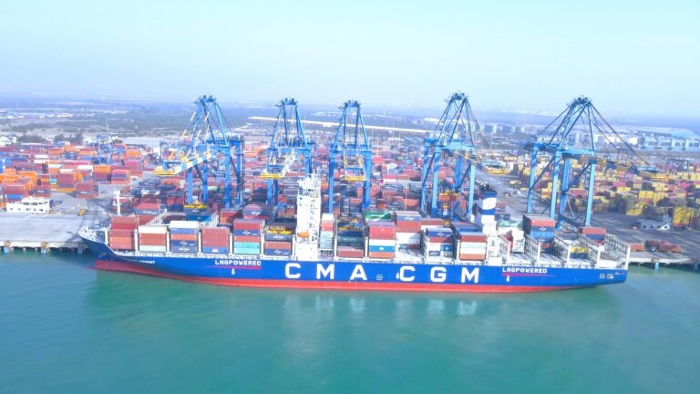 અદાણી પોર્ટ ખાતે સૌ પ્રથમવાર એલએનજી સંચાલિત કન્ટેનર જહાજ પહોંચ્યું