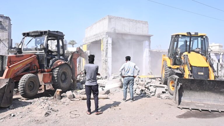 ગાંધીધામ મહાનગરપાલિકાનુ ગેરકાયદેસર બાંધકામ ઉપર બુલડોઝર ફર્યુ