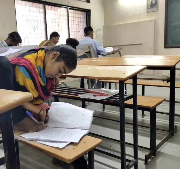 કુરનની દિવ્યાંગ દીકરી પગની આંગળીઓના ટેરવે બીએની આપી પરિક્ષા