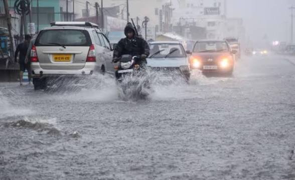 ગુજરાત હવામાન અપડેટ : આગામી ૩ કલાકમાં ૮ જિલ્લાઓમાં વાવાઝોડા સાથે ભારે વરસાદની આશંકા, તંત્ર એલર્ટ